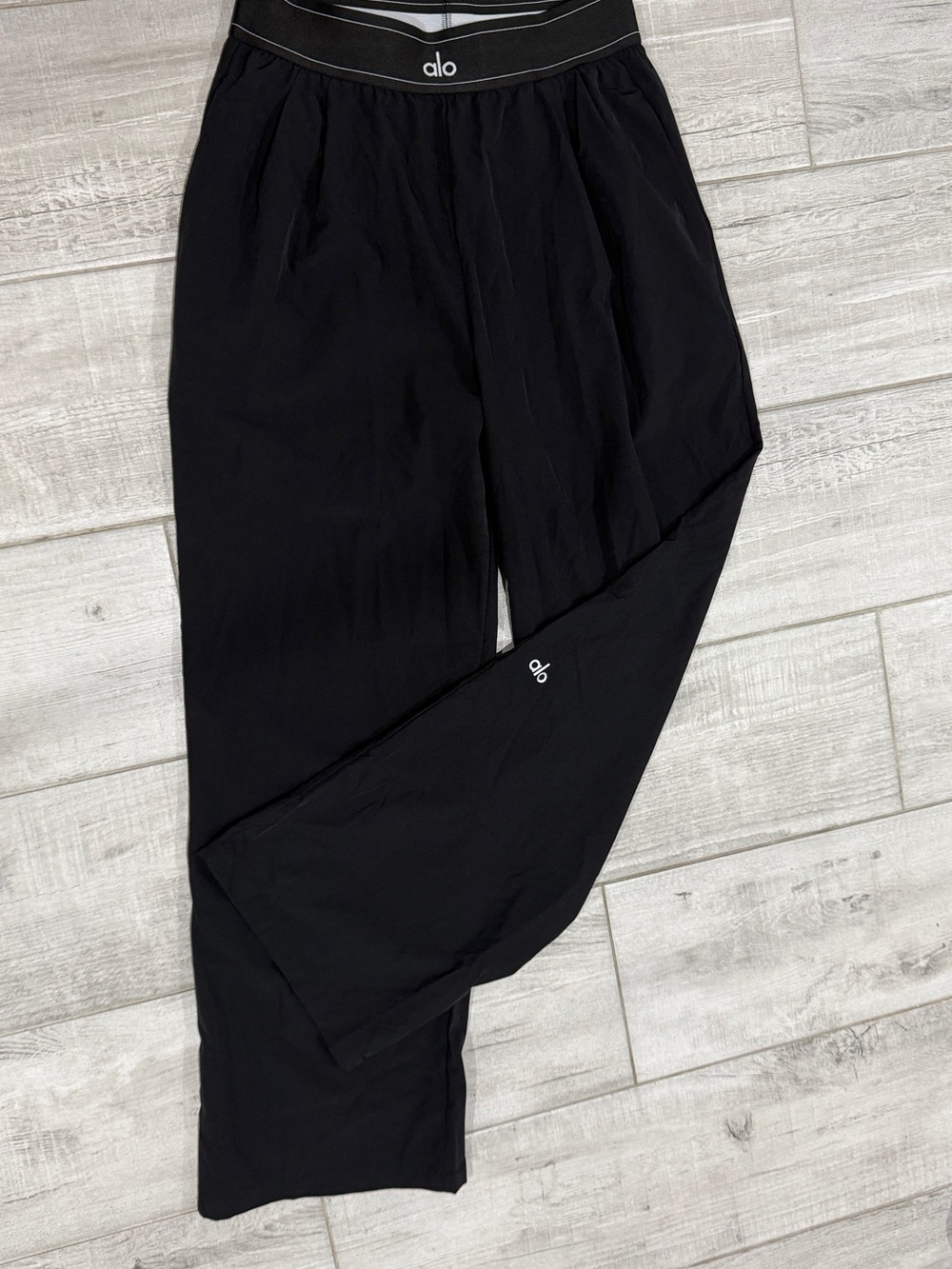 Alo Women's Black Pull-On Track Pants
Size M Regular Elastic Waist Solid.